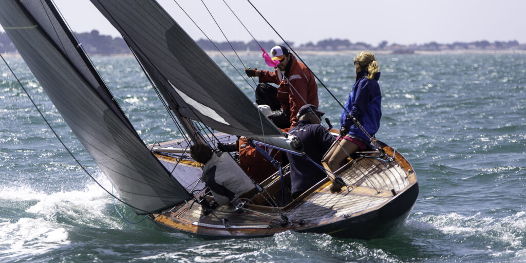 Sur le plan d'eau de Noirmoutier, s'est déroulé du 01 au 03 aout 2025 la régate Noirmoutier Classic. La régate regourpe une flotte de grands cloassiques dont Les 4 Pen Duick, et de nombreuses unités du YCC, ainsi qu'une flotte de métrique (8mJI, 6mJI, 5.5MJ), Requin, Dragon et petits classiques.