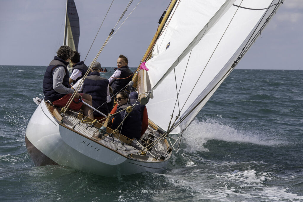 Sur le plan d'eau de Noirmoutier, s'est déroulé du 01 au 03 aout 2025 la régate Noirmoutier Classic. La régate regourpe une flotte de grands cloassiques dont Les 4 Pen Duick, et de nombreuses unités du YCC, ainsi qu'une flotte de métrique (8mJI, 6mJI, 5.5MJ), Requin, Dragon et petits classiques.