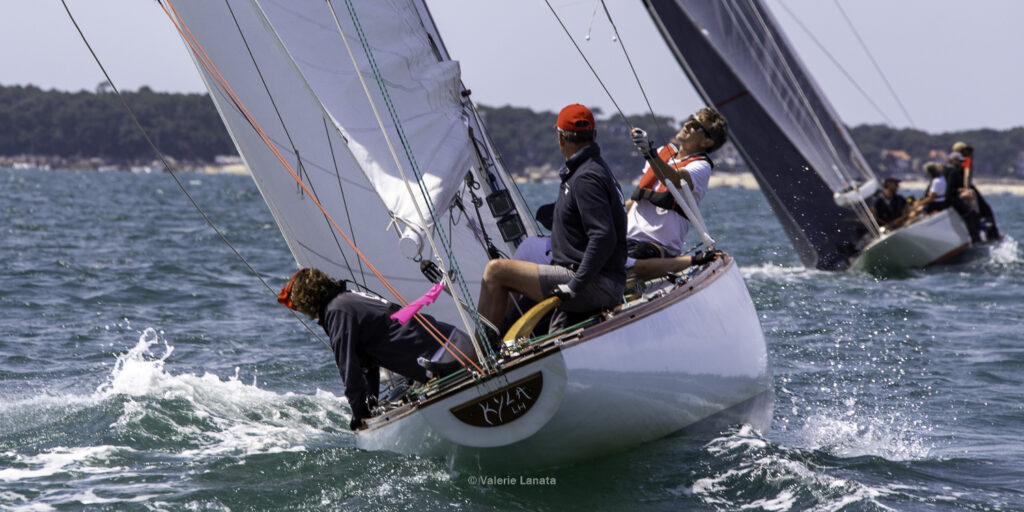Sur le plan d'eau de Noirmoutier, s'est déroulé du 01 au 03 aout 2025 la régate Noirmoutier Classic. La régate regourpe une flotte de grands cloassiques dont Les 4 Pen Duick, et de nombreuses unités du YCC, ainsi qu'une flotte de métrique (8mJI, 6mJI, 5.5MJ), Requin, Dragon et petits classiques.