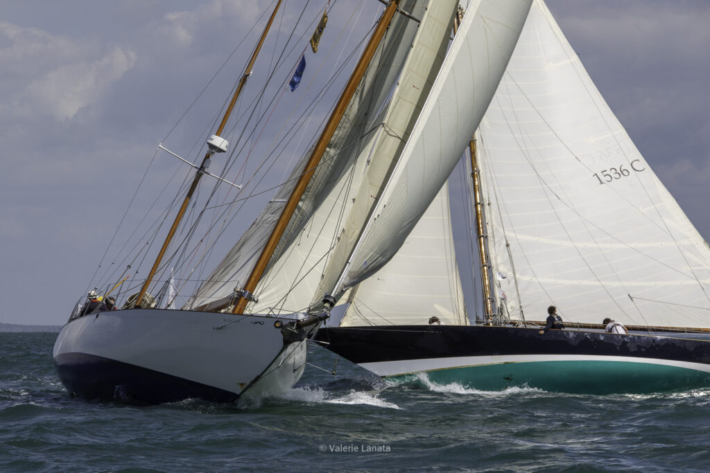 Sur le plan d'eau de Noirmoutier, s'est déroulé du 01 au 03 aout 2025 la régate Noirmoutier Classic. La régate regourpe une flotte de grands cloassiques dont Les 4 Pen Duick, et de nombreuses unités du YCC, ainsi qu'une flotte de métrique (8mJI, 6mJI, 5.5MJ), Requin, Dragon et petits classiques.