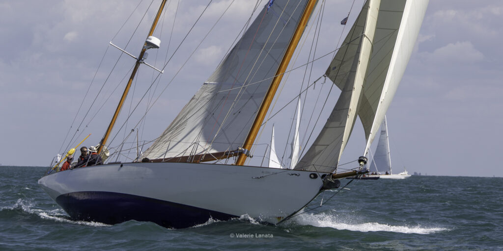 Sur le plan d'eau de Noirmoutier, s'est déroulé du 01 au 03 aout 2025 la régate Noirmoutier Classic. La régate regourpe une flotte de grands cloassiques dont Les 4 Pen Duick, et de nombreuses unités du YCC, ainsi qu'une flotte de métrique (8mJI, 6mJI, 5.5MJ), Requin, Dragon et petits classiques.