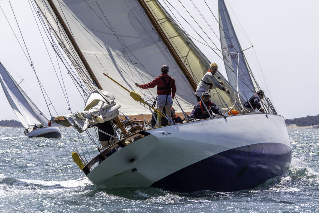 Sur le plan d'eau de Noirmoutier, s'est déroulé du 01 au 03 aout 2025 la régate Noirmoutier Classic. La régate regourpe une flotte de grands cloassiques dont Les 4 Pen Duick, et de nombreuses unités du YCC, ainsi qu'une flotte de métrique (8mJI, 6mJI, 5.5MJ), Requin, Dragon et petits classiques.