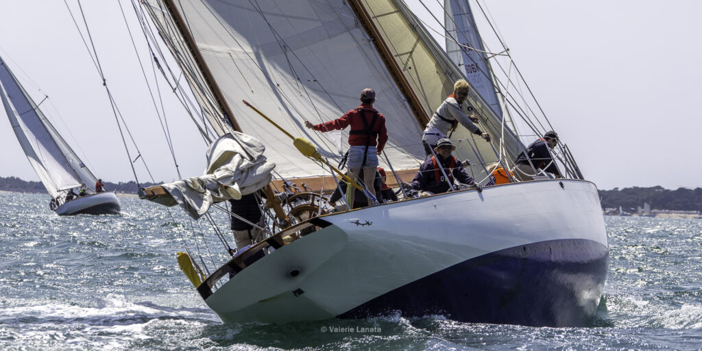 Sur le plan d'eau de Noirmoutier, s'est déroulé du 01 au 03 aout 2025 la régate Noirmoutier Classic. La régate regourpe une flotte de grands cloassiques dont Les 4 Pen Duick, et de nombreuses unités du YCC, ainsi qu'une flotte de métrique (8mJI, 6mJI, 5.5MJ), Requin, Dragon et petits classiques.