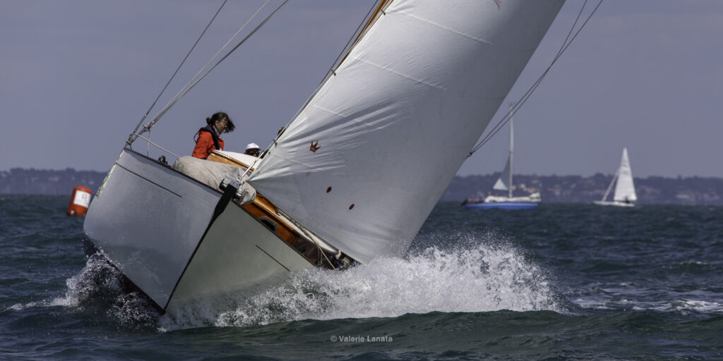 Sur le plan d'eau de Noirmoutier, s'est déroulé du 01 au 03 aout 2025 la régate Noirmoutier Classic. La régate regourpe une flotte de grands cloassiques dont Les 4 Pen Duick, et de nombreuses unités du YCC, ainsi qu'une flotte de métrique (8mJI, 6mJI, 5.5MJ), Requin, Dragon et petits classiques.