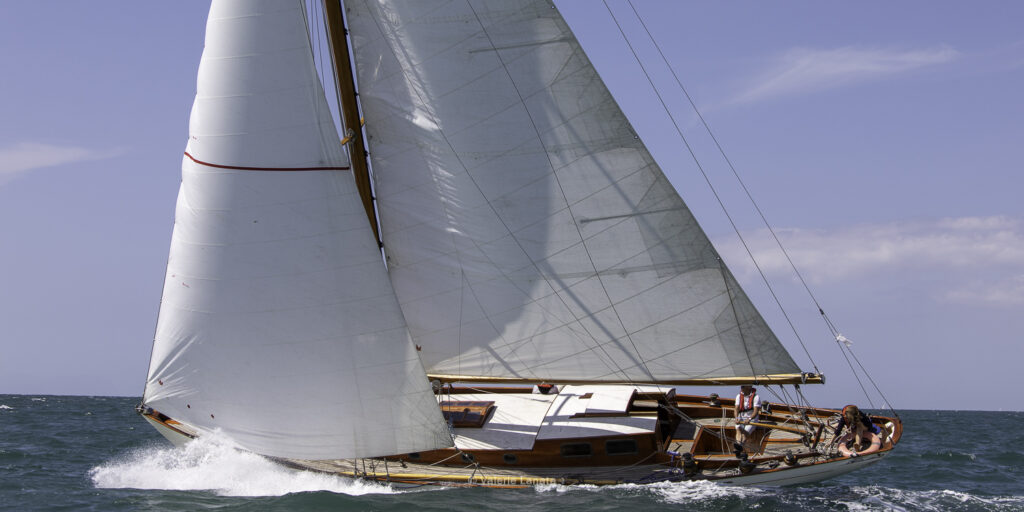 Sur le plan d'eau de Noirmoutier, s'est déroulé du 01 au 03 aout 2025 la régate Noirmoutier Classic. La régate regourpe une flotte de grands cloassiques dont Les 4 Pen Duick, et de nombreuses unités du YCC, ainsi qu'une flotte de métrique (8mJI, 6mJI, 5.5MJ), Requin, Dragon et petits classiques.