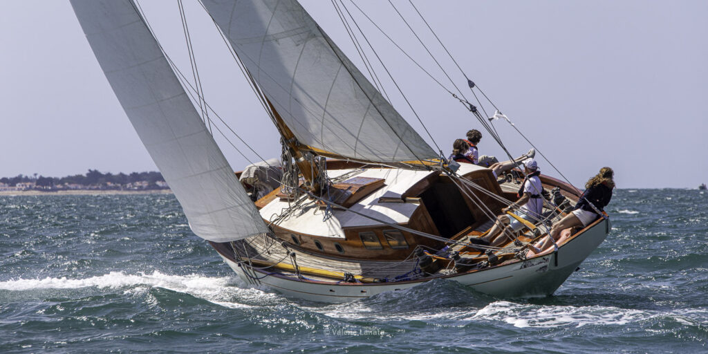 Sur le plan d'eau de Noirmoutier, s'est déroulé du 01 au 03 aout 2025 la régate Noirmoutier Classic. La régate regourpe une flotte de grands cloassiques dont Les 4 Pen Duick, et de nombreuses unités du YCC, ainsi qu'une flotte de métrique (8mJI, 6mJI, 5.5MJ), Requin, Dragon et petits classiques.