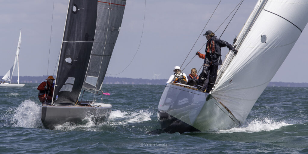 Sur le plan d'eau de Noirmoutier, s'est déroulé du 01 au 03 aout 2025 la régate Noirmoutier Classic. La régate regourpe une flotte de grands cloassiques dont Les 4 Pen Duick, et de nombreuses unités du YCC, ainsi qu'une flotte de métrique (8mJI, 6mJI, 5.5MJ), Requin, Dragon et petits classiques.