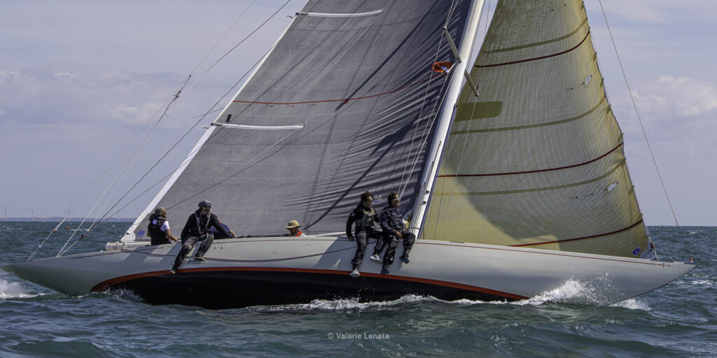 Sur le plan d'eau de Noirmoutier, s'est déroulé du 01 au 03 aout 2025 la régate Noirmoutier Classic. La régate regourpe une flotte de grands cloassiques dont Les 4 Pen Duick, et de nombreuses unités du YCC, ainsi qu'une flotte de métrique (8mJI, 6mJI, 5.5MJ), Requin, Dragon et petits classiques.