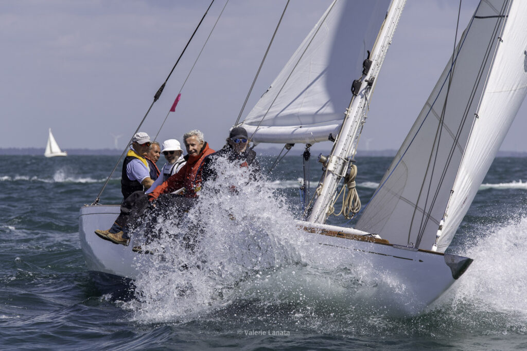 Sur le plan d'eau de Noirmoutier, s'est déroulé du 01 au 03 aout 2025 la régate Noirmoutier Classic. La régate regourpe une flotte de grands cloassiques dont Les 4 Pen Duick, et de nombreuses unités du YCC, ainsi qu'une flotte de métrique (8mJI, 6mJI, 5.5MJ), Requin, Dragon et petits classiques.