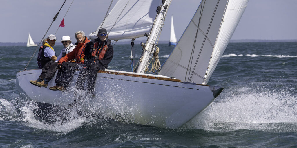 Sur le plan d'eau de Noirmoutier, s'est déroulé du 01 au 03 aout 2025 la régate Noirmoutier Classic. La régate regourpe une flotte de grands cloassiques dont Les 4 Pen Duick, et de nombreuses unités du YCC, ainsi qu'une flotte de métrique (8mJI, 6mJI, 5.5MJ), Requin, Dragon et petits classiques.