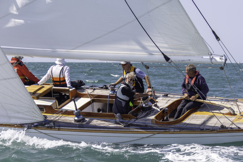 Sur le plan d'eau de Noirmoutier, s'est déroulé du 01 au 03 aout 2025 la régate Noirmoutier Classic. La régate regourpe une flotte de grands cloassiques dont Les 4 Pen Duick, et de nombreuses unités du YCC, ainsi qu'une flotte de métrique (8mJI, 6mJI, 5.5MJ), Requin, Dragon et petits classiques.