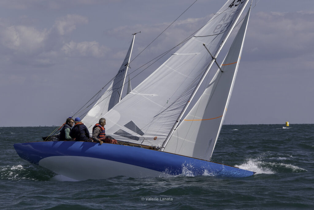 Sur le plan d'eau de Noirmoutier, s'est déroulé du 01 au 03 aout 2025 la régate Noirmoutier Classic. La régate regourpe une flotte de grands cloassiques dont Les 4 Pen Duick, et de nombreuses unités du YCC, ainsi qu'une flotte de métrique (8mJI, 6mJI, 5.5MJ), Requin, Dragon et petits classiques.