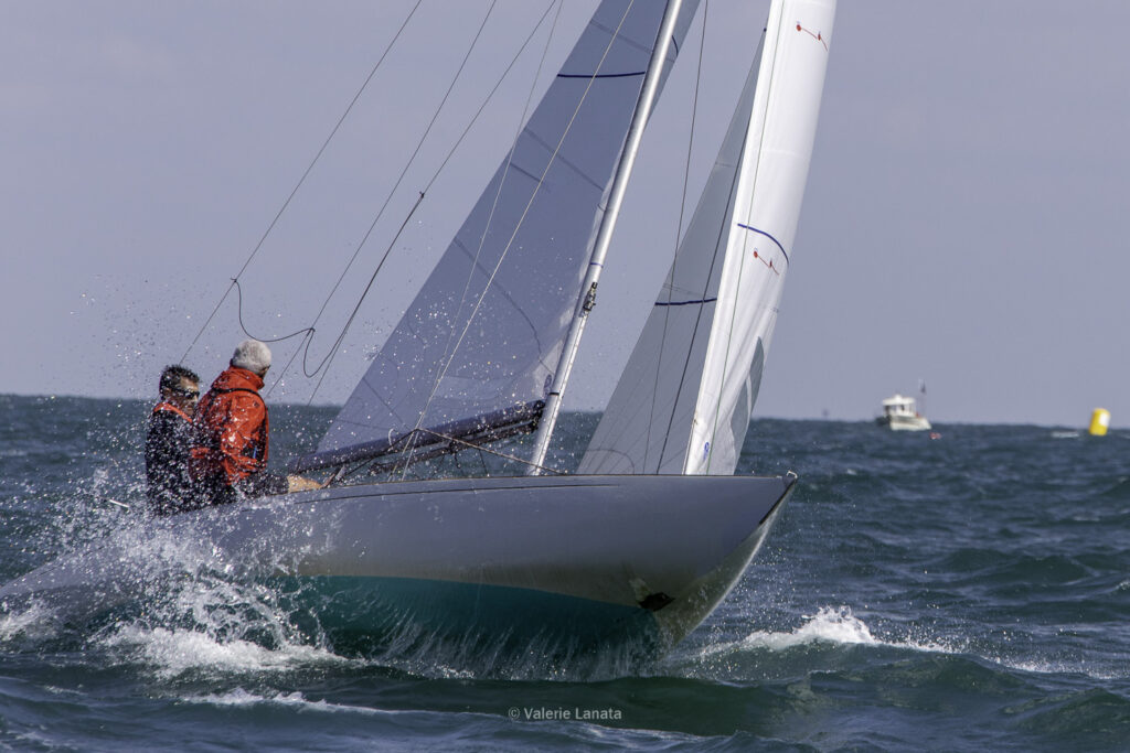 Sur le plan d'eau de Noirmoutier, s'est déroulé du 01 au 03 aout 2025 la régate Noirmoutier Classic. La régate regourpe une flotte de grands cloassiques dont Les 4 Pen Duick, et de nombreuses unités du YCC, ainsi qu'une flotte de métrique (8mJI, 6mJI, 5.5MJ), Requin, Dragon et petits classiques.