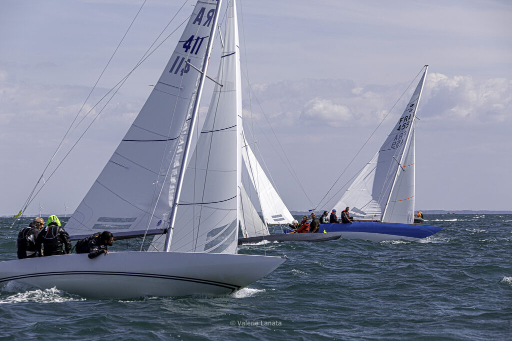 Sur le plan d'eau de Noirmoutier, s'est déroulé du 01 au 03 aout 2025 la régate Noirmoutier Classic. La régate regourpe une flotte de grands cloassiques dont Les 4 Pen Duick, et de nombreuses unités du YCC, ainsi qu'une flotte de métrique (8mJI, 6mJI, 5.5MJ), Requin, Dragon et petits classiques.