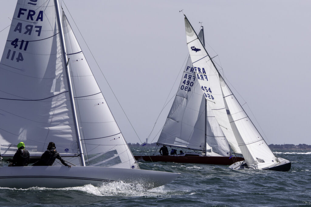 Sur le plan d'eau de Noirmoutier, s'est déroulé du 01 au 03 aout 2025 la régate Noirmoutier Classic. La régate regourpe une flotte de grands cloassiques dont Les 4 Pen Duick, et de nombreuses unités du YCC, ainsi qu'une flotte de métrique (8mJI, 6mJI, 5.5MJ), Requin, Dragon et petits classiques.