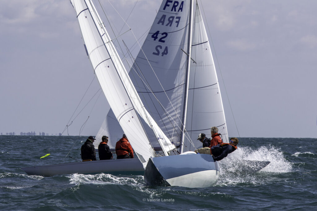 Sur le plan d'eau de Noirmoutier, s'est déroulé du 01 au 03 aout 2025 la régate Noirmoutier Classic. La régate regourpe une flotte de grands cloassiques dont Les 4 Pen Duick, et de nombreuses unités du YCC, ainsi qu'une flotte de métrique (8mJI, 6mJI, 5.5MJ), Requin, Dragon et petits classiques.