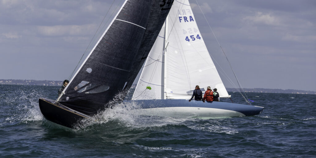 Sur le plan d'eau de Noirmoutier, s'est déroulé du 01 au 03 aout 2025 la régate Noirmoutier Classic. La régate regourpe une flotte de grands cloassiques dont Les 4 Pen Duick, et de nombreuses unités du YCC, ainsi qu'une flotte de métrique (8mJI, 6mJI, 5.5MJ), Requin, Dragon et petits classiques.