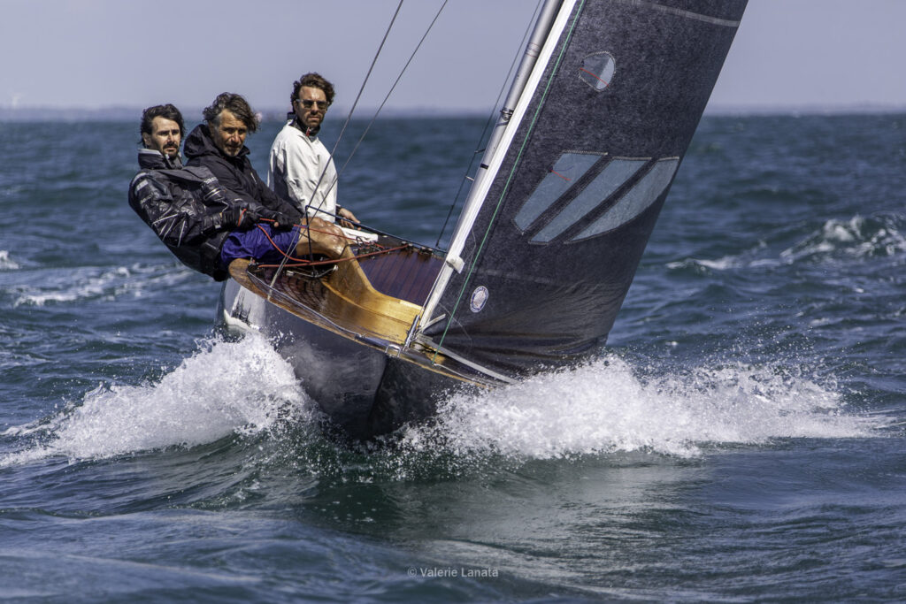 Sur le plan d'eau de Noirmoutier, s'est déroulé du 01 au 03 aout 2025 la régate Noirmoutier Classic. La régate regourpe une flotte de grands cloassiques dont Les 4 Pen Duick, et de nombreuses unités du YCC, ainsi qu'une flotte de métrique (8mJI, 6mJI, 5.5MJ), Requin, Dragon et petits classiques.