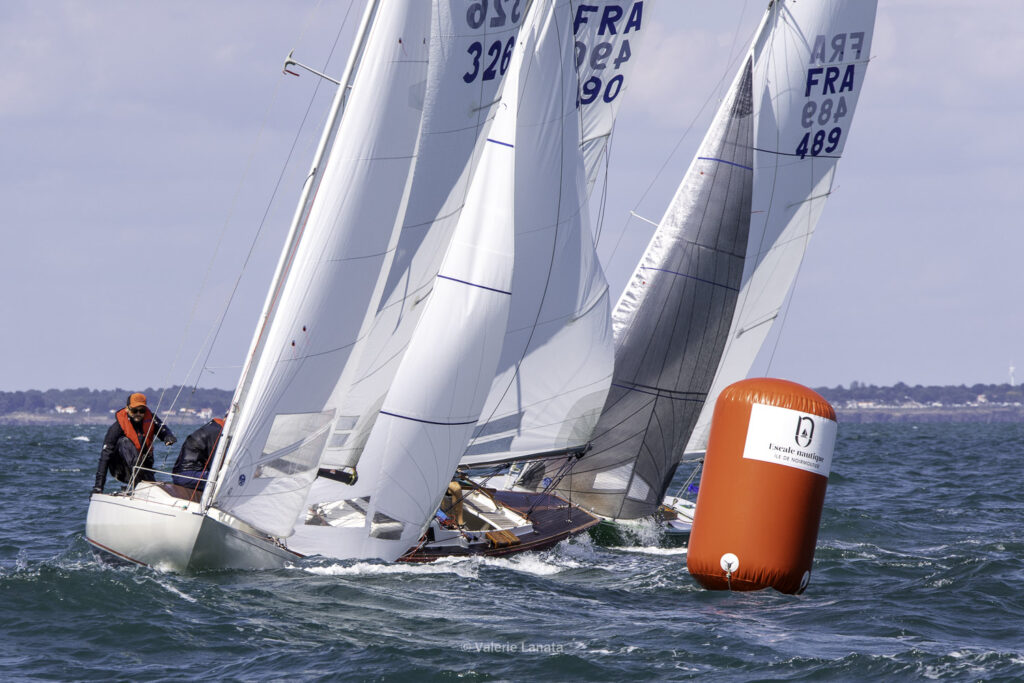 Sur le plan d'eau de Noirmoutier, s'est déroulé du 01 au 03 aout 2025 la régate Noirmoutier Classic. La régate regourpe une flotte de grands cloassiques dont Les 4 Pen Duick, et de nombreuses unités du YCC, ainsi qu'une flotte de métrique (8mJI, 6mJI, 5.5MJ), Requin, Dragon et petits classiques.