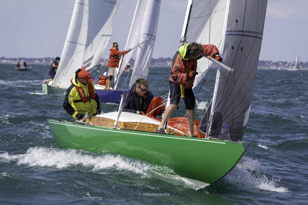 Sur le plan d'eau de Noirmoutier, s'est déroulé du 01 au 03 aout 2025 la régate Noirmoutier Classic. La régate regourpe une flotte de grands cloassiques dont Les 4 Pen Duick, et de nombreuses unités du YCC, ainsi qu'une flotte de métrique (8mJI, 6mJI, 5.5MJ), Requin, Dragon et petits classiques.