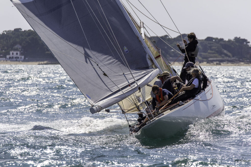 Sur le plan d'eau de Noirmoutier, s'est déroulé du 01 au 03 aout 2025 la régate Noirmoutier Classic. La régate regourpe une flotte de grands cloassiques dont Les 4 Pen Duick, et de nombreuses unités du YCC, ainsi qu'une flotte de métrique (8mJI, 6mJI, 5.5MJ), Requin, Dragon et petits classiques.
