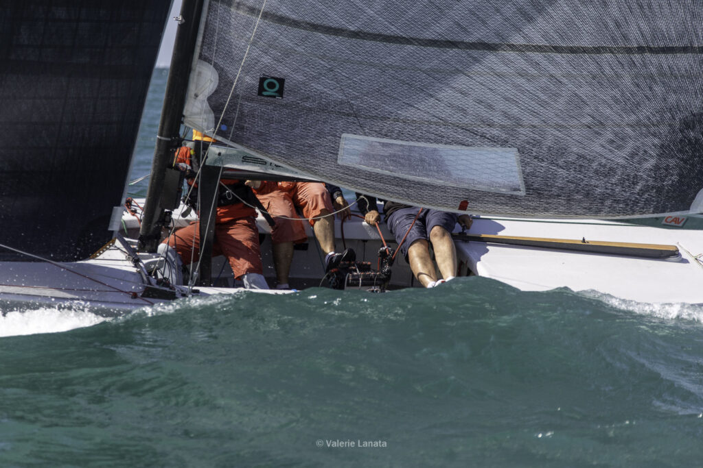 Sur le plan d'eau de Noirmoutier, s'est déroulé du 01 au 03 aout 2025 la régate Noirmoutier Classic. La régate regourpe une flotte de grands cloassiques dont Les 4 Pen Duick, et de nombreuses unités du YCC, ainsi qu'une flotte de métrique (8mJI, 6mJI, 5.5MJ), Requin, Dragon et petits classiques.