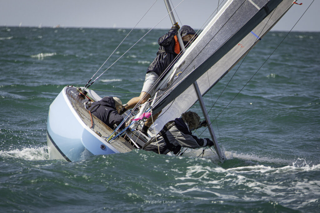 Sur le plan d'eau de Noirmoutier, s'est déroulé du 01 au 03 aout 2025 la régate Noirmoutier Classic. La régate regourpe une flotte de grands cloassiques dont Les 4 Pen Duick, et de nombreuses unités du YCC, ainsi qu'une flotte de métrique (8mJI, 6mJI, 5.5MJ), Requin, Dragon et petits classiques.