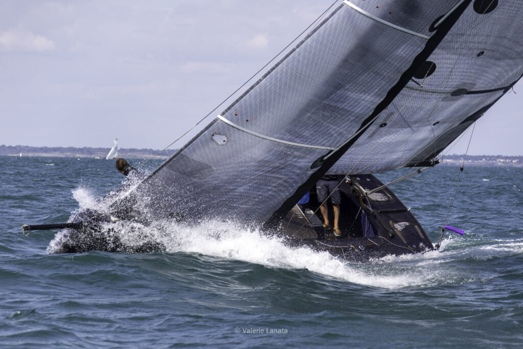 Sur le plan d'eau de Noirmoutier, s'est déroulé du 01 au 03 aout 2025 la régate Noirmoutier Classic. La régate regourpe une flotte de grands cloassiques dont Les 4 Pen Duick, et de nombreuses unités du YCC, ainsi qu'une flotte de métrique (8mJI, 6mJI, 5.5MJ), Requin, Dragon et petits classiques.