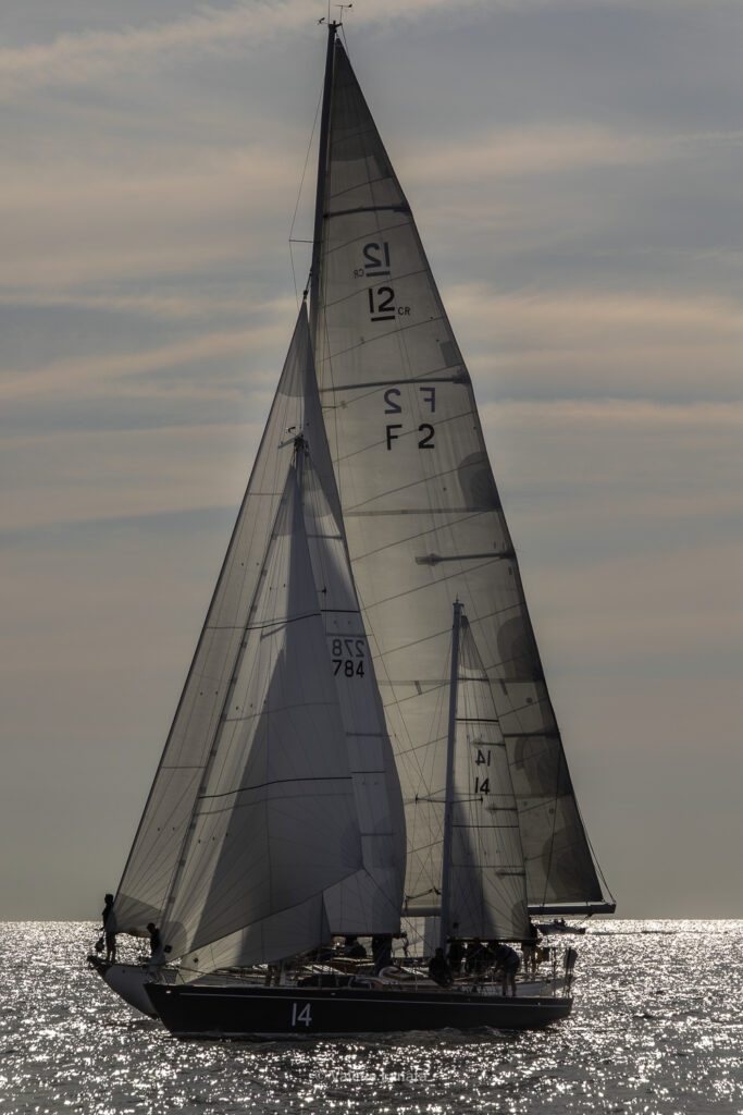 Sur le plan d'eau de Noirmoutier, s'est déroulé du 01 au 03 aout 2025 la régate Noirmoutier Classic. La régate regourpe une flotte de grands cloassiques dont Les 4 Pen Duick, et de nombreuses unités du YCC, ainsi qu'une flotte de métrique (8mJI, 6mJI, 5.5MJ), Requin, Dragon et petits classiques. Le 03/08/2025 les images sont prises à partir du bord de Pen Duick III skippé par Benoit Hochard,  au milieu de la flotte des grands Classiques.A bord: Cécile, Adrien, Henri, Eliaz, Paul et Pierre.