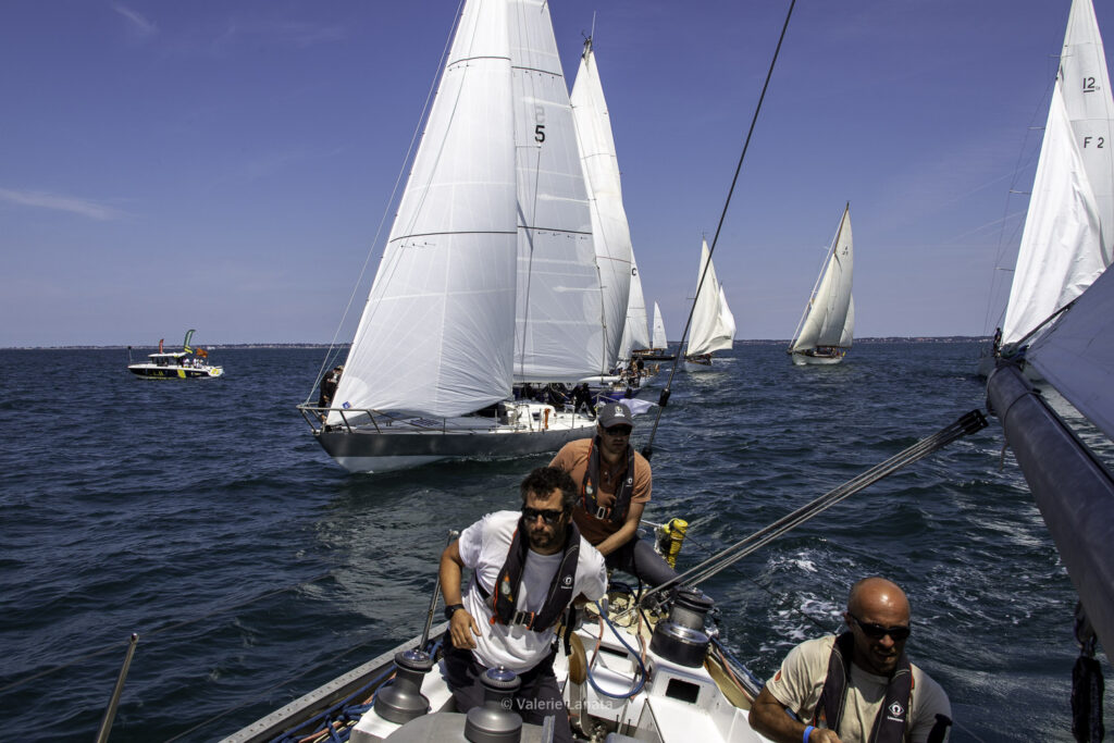 Sur le plan d'eau de Noirmoutier, s'est déroulé du 01 au 03 aout 2025 la régate Noirmoutier Classic. La régate regourpe une flotte de grands cloassiques dont Les 4 Pen Duick, et de nombreuses unités du YCC, ainsi qu'une flotte de métrique (8mJI, 6mJI, 5.5MJ), Requin, Dragon et petits classiques. Le 03/08/2025 les images sont prises à partir du bord de Pen Duick III skippé par Benoit Hochard,  au milieu de la flotte des grands Classiques.A bord: Cécile, Adrien, Henri, Eliaz, Paul et Pierre.