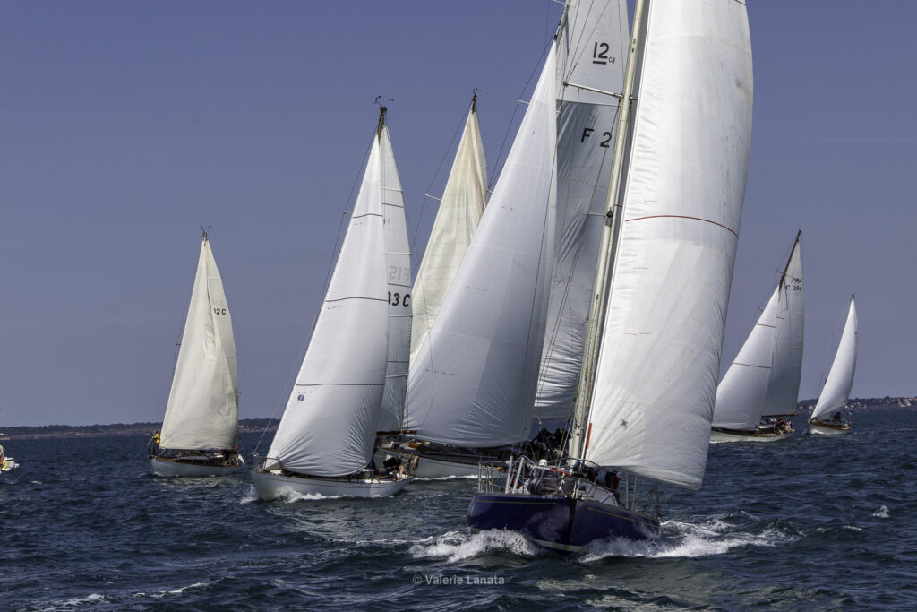 Sur le plan d'eau de Noirmoutier, s'est déroulé du 01 au 03 aout 2025 la régate Noirmoutier Classic. La régate regourpe une flotte de grands cloassiques dont Les 4 Pen Duick, et de nombreuses unités du YCC, ainsi qu'une flotte de métrique (8mJI, 6mJI, 5.5MJ), Requin, Dragon et petits classiques. Le 03/08/2025 les images sont prises à partir du bord de Pen Duick III skippé par Benoit Hochard,  au milieu de la flotte des grands Classiques.A bord: Cécile, Adrien, Henri, Eliaz, Paul et Pierre.