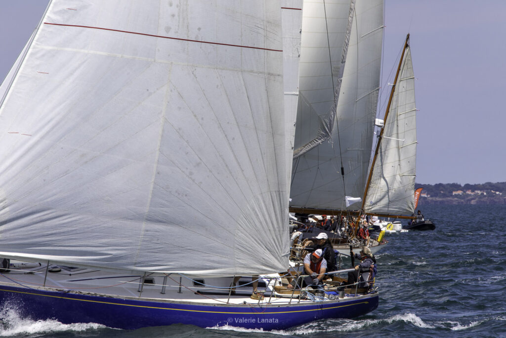 Sur le plan d'eau de Noirmoutier, s'est déroulé du 01 au 03 aout 2025 la régate Noirmoutier Classic. La régate regourpe une flotte de grands cloassiques dont Les 4 Pen Duick, et de nombreuses unités du YCC, ainsi qu'une flotte de métrique (8mJI, 6mJI, 5.5MJ), Requin, Dragon et petits classiques. Le 03/08/2025 les images sont prises à partir du bord de Pen Duick III skippé par Benoit Hochard,  au milieu de la flotte des grands Classiques.A bord: Cécile, Adrien, Henri, Eliaz, Paul et Pierre.