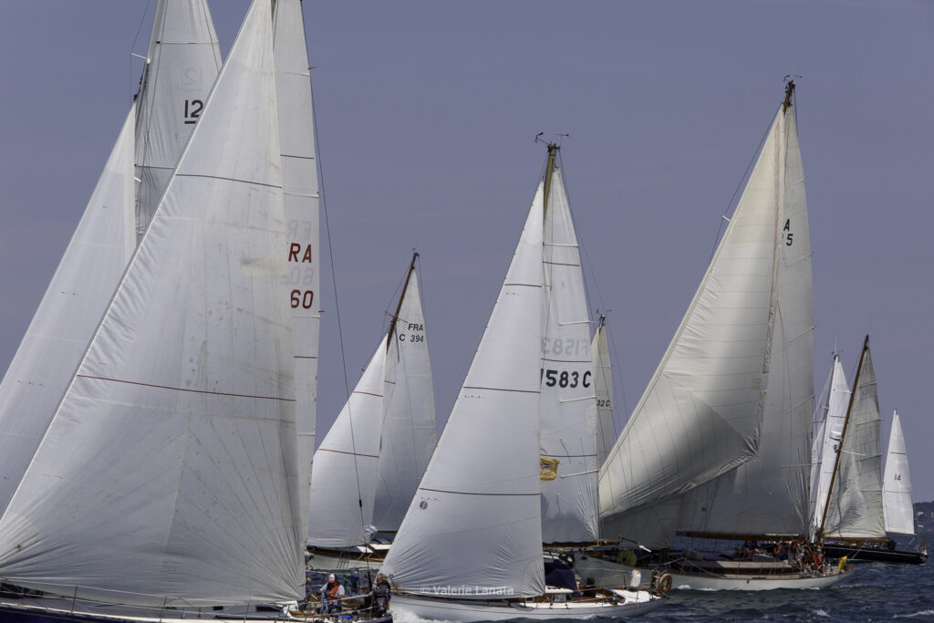 Sur le plan d'eau de Noirmoutier, s'est déroulé du 01 au 03 aout 2025 la régate Noirmoutier Classic. La régate regourpe une flotte de grands cloassiques dont Les 4 Pen Duick, et de nombreuses unités du YCC, ainsi qu'une flotte de métrique (8mJI, 6mJI, 5.5MJ), Requin, Dragon et petits classiques. Le 03/08/2025 les images sont prises à partir du bord de Pen Duick III skippé par Benoit Hochard,  au milieu de la flotte des grands Classiques.A bord: Cécile, Adrien, Henri, Eliaz, Paul et Pierre.