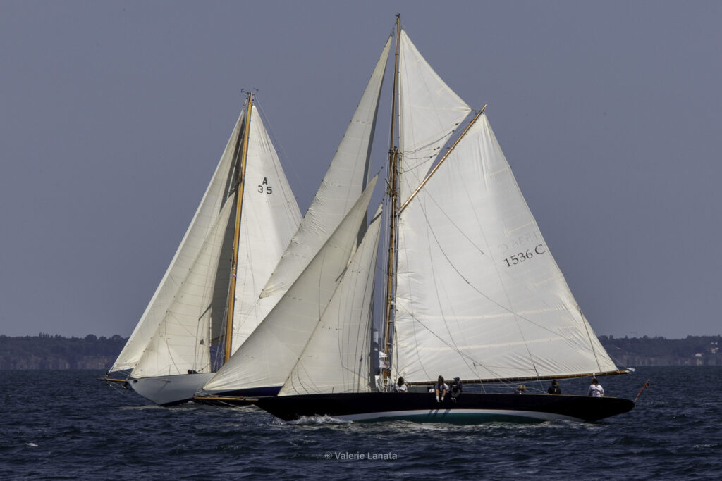 Sur le plan d'eau de Noirmoutier, s'est déroulé du 01 au 03 aout 2025 la régate Noirmoutier Classic. La régate regourpe une flotte de grands cloassiques dont Les 4 Pen Duick, et de nombreuses unités du YCC, ainsi qu'une flotte de métrique (8mJI, 6mJI, 5.5MJ), Requin, Dragon et petits classiques. Le 03/08/2025 les images sont prises à partir du bord de Pen Duick III skippé par Benoit Hochard,  au milieu de la flotte des grands Classiques.A bord: Cécile, Adrien, Henri, Eliaz, Paul et Pierre.